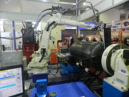 Робот зварювальник за виготовленням повітряного резервуару
