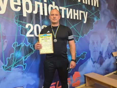 Вітаємо Єременко Віктора, студента факультету УПП, з ІІ місцем в Чемпіонаті Харківської області з класичного жиму лежачи серед чоловіків ветеранів!