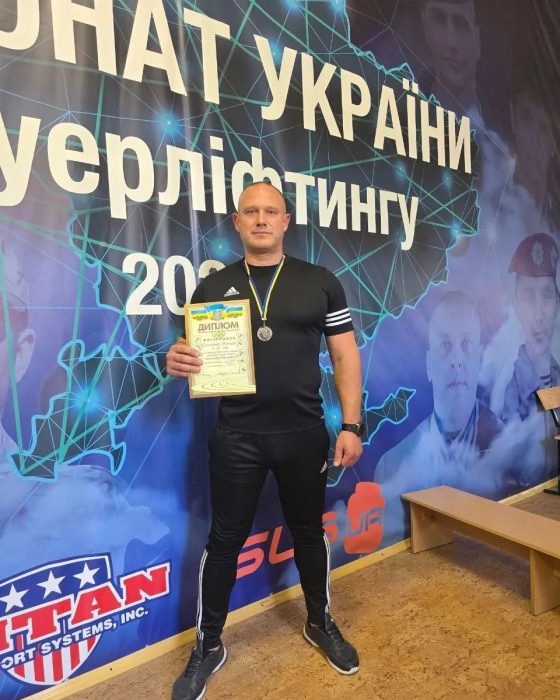 Вітаємо Єременко Віктора, студента факультету УПП, з ІІ місцем в Чемпіонаті Харківської області з класичного жиму лежачи серед чоловіків ветеранів!