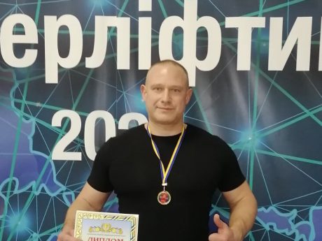 Вітаємо Єрьоменко Віктора, студента факультету УПП, з перемогою в Чемпіонаті Харківської області з класичного жиму лежачи серед чоловіків-ветеранів М-1.