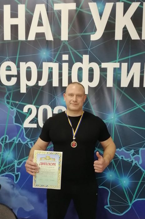 Вітаємо Єрьоменко Віктора, студента факультету УПП, з перемогою в Чемпіонаті Харківської області з класичного жиму лежачи серед чоловіків-ветеранів М-1.