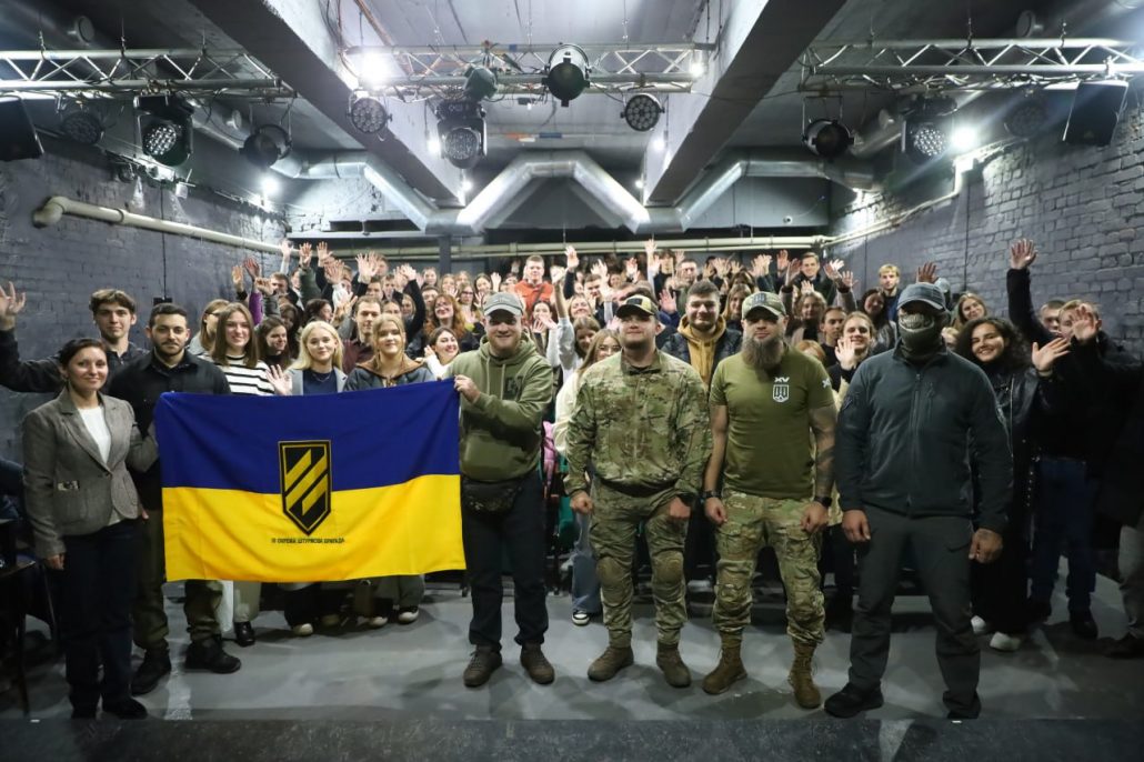 До Дня захисників та захисниць України у Харкові відбулася зустріч молоді міста з представниками Збройних Сил України.