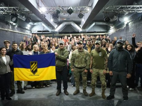 До Дня захисників та захисниць України у Харкові відбулася зустріч молоді міста з представниками Збройних Сил України.