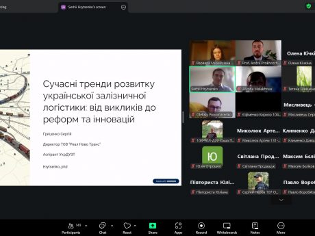 ДЛЯ МАГІСТРІВ І БАКАЛАВРІВ ОСВІТНЬОЇ ПРОГРАМИ ОРГАНІЗАЦІЯ МІЖНАРОДНИХ ПЕРЕВЕЗЕНЬ ВІДБУЛАСЬ ЛЕКЦІЯ ПРО СУЧАСНІ ТРЕНДИ РОЗВИТКУ УКРАЇНСЬКОЇ ЗАЛІЗНИЧНОЇ ЛОГІСТИКИ