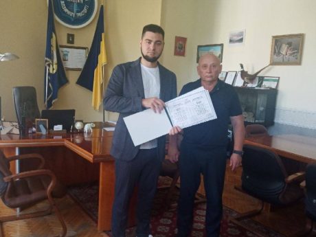 УкрДУЗТ продовжує готувати нове покоління науковців: двом дослідникам урочисто вручили дипломи доктора філософії!