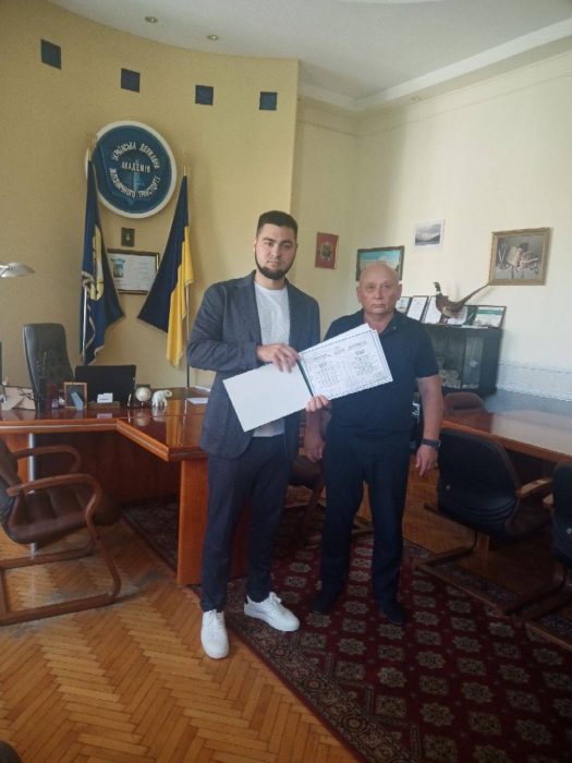 УкрДУЗТ продовжує готувати нове покоління науковців: двом дослідникам урочисто вручили дипломи доктора філософії!